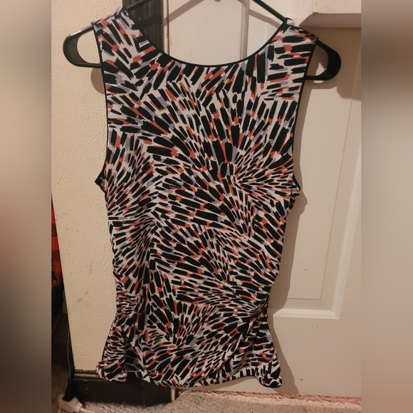 Black house white market tank - Picture 2 of 3